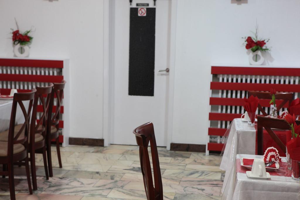 法国酒店 Saint-Gilles 外观 照片